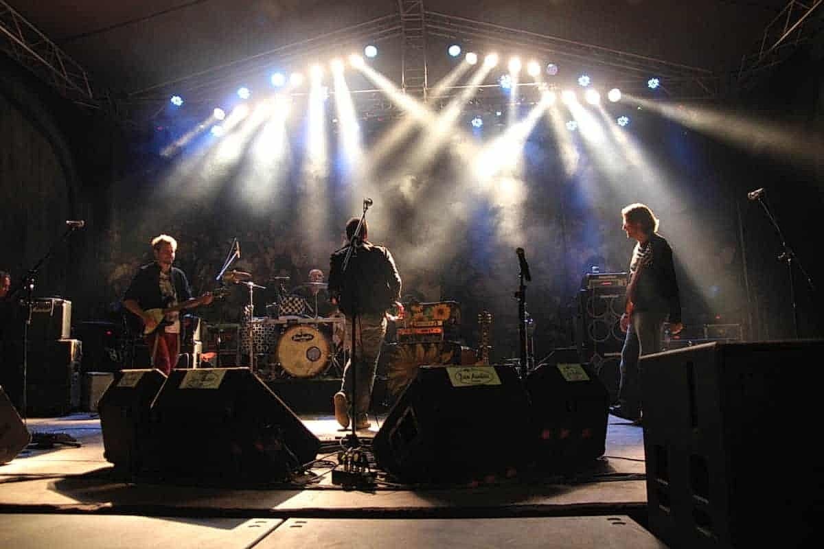 İstanbul’un En İyi 7 Canlı Müzik Mekanı, Cumba Sahne, Chalet Garden Boaz Live, Hazine, Arabesque, Goose No.25, Fine Bomonti